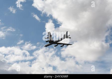 Un bombardier Boeing B-52 Stratofortress s'étarde à travers un ciel bleu nuageux Banque D'Images