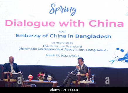 (220315) -- DHAKA, le 15 mars 2022 (Xinhua) -- l'Ambassadeur de Chine au Bangladesh Li Jiming (R) assiste à une séance d'information sur les médias intitulée "dialogue avec la Chine", tenue à Dhaka (Bangladesh) le 13 mars 2022. Le commerce bilatéral entre la Chine et le Bangladesh reprendra sa croissance avec la mise en œuvre de la politique d'exportation du Bangladesh de 2021-2024 et l'accès en franchise de droits à la Chine pour 98 pour cent des produits du Bangladesh, a déclaré l'ambassadeur chinois au Bangladesh Li Jiming. « Nos liens bilatéraux entre l'économie et le commerce font preuve d'une forte résilience pendant la pandémie. La coopération économique et commerciale entre la Chine et le Bangladesh est l'alp Banque D'Images