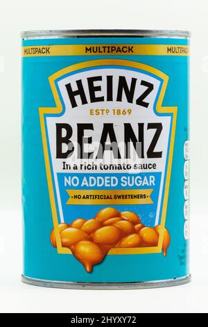 Une boîte de haricots Heinz en sauce tomate sans sucre ajouté, provenant d'un emballage multiple Banque D'Images