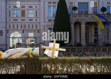 Vue sur la villa du musée coincée à Munich. Des drapeaux ukrainiens y sont suspendus. Au premier plan, des signes de protestation contre la guerre russe en Ukraine. Banque D'Images