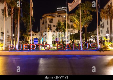 Photographie de nuit dans le luxe et célèbre emplacement de Marbella - baie de Puerto Banus. Vue sur le panneau Puerto Banus, sur l'avenue Julio Iglesias Banque D'Images