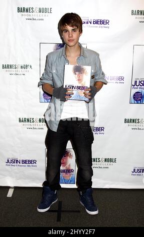 Justin Bieber signe des copies de son nouveau livre « First STEP 2 Forever: My Story » à Barnes & Noble à New York, États-Unis. Banque D'Images