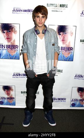 Justin Bieber signe des copies de son nouveau livre « First STEP 2 Forever: My Story » à Barnes & Noble à New York, États-Unis. Banque D'Images