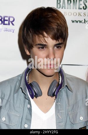 Justin Bieber signe des copies de son nouveau livre « First STEP 2 Forever: My Story » à Barnes & Noble à New York, États-Unis. Banque D'Images