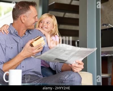 J'espère que vous l'aimez. Photo d'une jeune fille donnant à son père un cadeau surprise. Banque D'Images