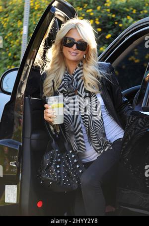 Paris Hilton s'arrête pour acheter la limonade Burbank, Californie. Banque D'Images