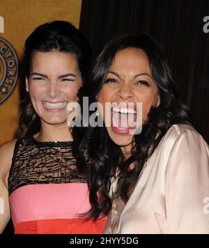 Angie Harmon et Rosario Dawson lors des nominations annuelles de la Guilde des acteurs de l'écran 17th au Pacific Design Center SilverScreen Theatre, en Californie Banque D'Images