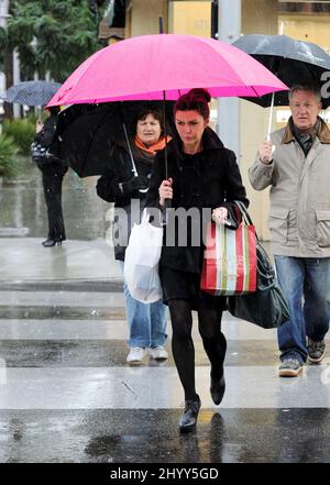 Finola Hughes magasiner sous la pluie sur Rodeo Dr. à Beverly Hills. Banque D'Images