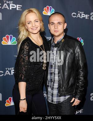 MENA Suvari et son mari Simone Sestito arrivent à la première du Cap qui s'est tenue au Music Box Theatre de Los Angeles, aux États-Unis. Banque D'Images