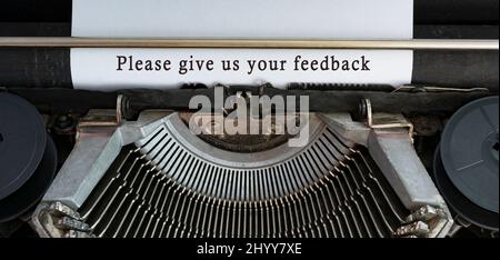 Texte tapé sur une vieille machine à écrire classique - Veuillez nous faire part de vos commentaires. Concept d'enquête. Banque D'Images