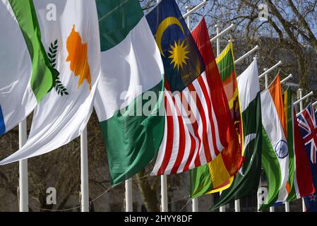 Londres, Angleterre, Royaume-Uni. Drapeaux des pays du Commonwealth autour de la place du Parlement pour marquer la Journée du Commonwealth 14th mars 2022 Banque D'Images