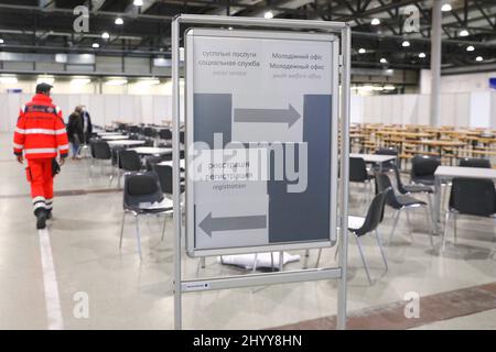 Dresde, Allemagne. 15th mars 2022. Dans le salon il y a un comité d'information en ukrainien, russe et anglais. Les réfugiés d'Ukraine doivent être pris en charge ici. Dans le centre d'arrivée, les gens obtiennent des informations, des conseils, une assistance médicale et un hébergement à court terme. Credit: Tino Plunert/TNN/dpa/Alay Live News Banque D'Images