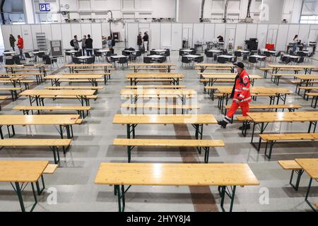 Dresde, Allemagne. 15th mars 2022. Vue sur la salle des mess où les réfugiés d'Ukraine seront pris en charge. Dans le centre d'arrivée, les gens reçoivent des informations, des conseils, une assistance médicale et un hébergement de courte durée. Credit: Tino Plunert/TNN/dpa/Alay Live News Banque D'Images