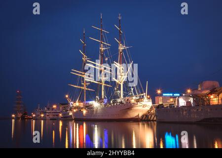 GDYNIA, POLOGNE - 9 OCTOBRE 2019 : magnifique navire historique nommé « Dar Pomorza » dans le port de Gdynia, Pologne. Banque D'Images