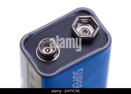 Vue rapprochée du dessus de la batterie de neuf volts découpe sur le blanc. Banque D'Images