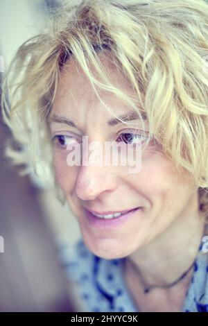 Portrait rapproché d'une jeune femme caucasienne mûre avec des cheveux blonds à l'intérieur. Banque D'Images