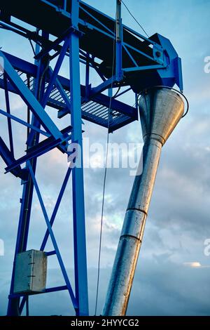 Structure dans une installation industrielle dans une zone portuaire. Cantabrie, Espagne, Europe. Banque D'Images