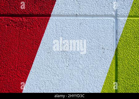 mur de couleurs rouge blanc et jaune à l'extérieur d'un bâtiment Banque D'Images