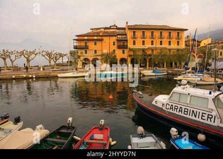 Torri del Benaco, Italie - décembre 27th 2021. Le front de mer de Torri del Benaco au lac de Garde, dans la province de Vérone, en Vénétie, au nord-est de l'Italie Banque D'Images