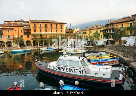 Torri del Benaco, Italie - décembre 27th 2021. Le front de mer de Torri del Benaco au lac de Garde, dans la province de Vérone, en Vénétie, au nord-est de l'Italie Banque D'Images