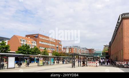 Kiel, Allemagne - 2010 juillet : paysage urbain de Kiel en été avec fond ciel bleu nuageux. Centre-ville avec centre commercial et foule de gens à l'arrêt de bus. Banque D'Images