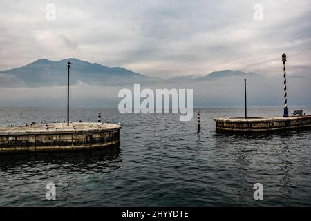 Hivernent au lac de Garde, vu de Castelletto di Brenzone dans la province de Vérone, en Vénétie, au nord-est de l'Italie Banque D'Images