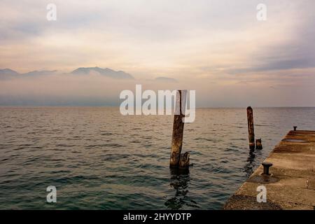 Hivernent au lac de Garde, vu de Castelletto di Brenzone dans la province de Vérone, en Vénétie, au nord-est de l'Italie Banque D'Images