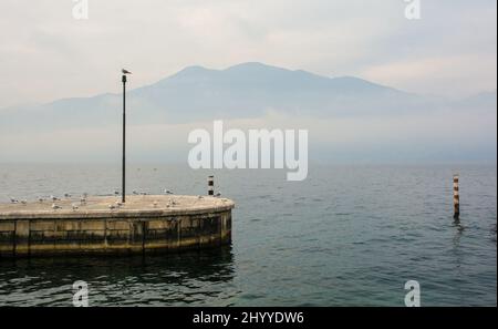 Hivernent au lac de Garde, vu de Castelletto di Brenzone dans la province de Vérone, en Vénétie, au nord-est de l'Italie Banque D'Images