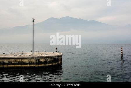 Hivernent au lac de Garde, vu de Castelletto di Brenzone dans la province de Vérone, en Vénétie, au nord-est de l'Italie Banque D'Images