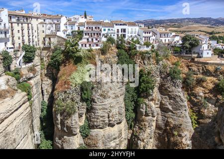 Belle et ancienne ville de Ronda , dans le sud de l'Espagne province de Malaga - Andalousie. La ville est située sur deux collines divisées par un ravin profond Banque D'Images