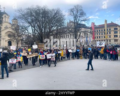 Protestation contre la guerre en Ukraine. Foule de personnes sur la place avec drapeaux et affiches slogans pour la paix. Rassemblement pacifique des Ukrainiens. Slovénie Banque D'Images