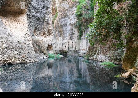 La rivière Guadalevín à Ronda. Le fleuve traverse la ville, la divisant en deux et sculptant la pente, avec plus de then100 mètres de profondeur El canyon Tajo Banque D'Images