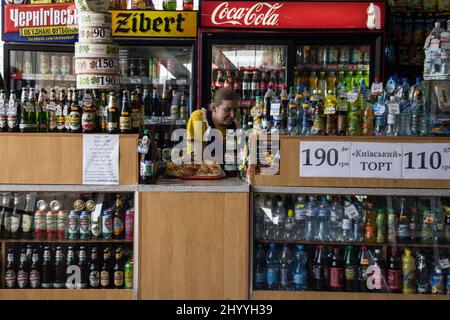 KIEV, UKRAINE - 10 AOÛT 2015: Femme, personnel, debout au comptoir d'une épicerie, un supermarché ukrainien vendant des aliments, des biens essentiels et un Banque D'Images