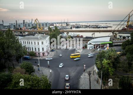 ODESSA, UKRAINE - 14 AOÛT 2015: Flou sélectif sur le port de cargaison d'Odessa vu de la ville, des grues et des navires à conteneurs peuvent être vus en arrière-plan Banque D'Images