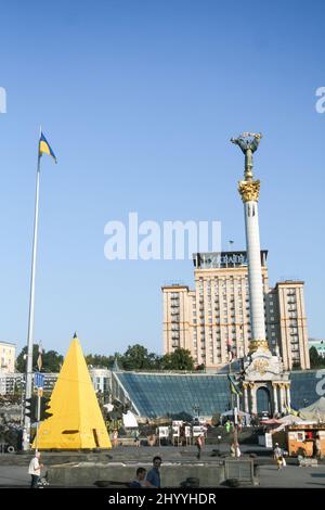 KIEV, UKRAINE - 3 AOÛT 2014 : barricade de révolutions d'Euromaidan devant l'hôtel ukrayina et Monument à l'indépendance pendant la révolution et la prote Banque D'Images