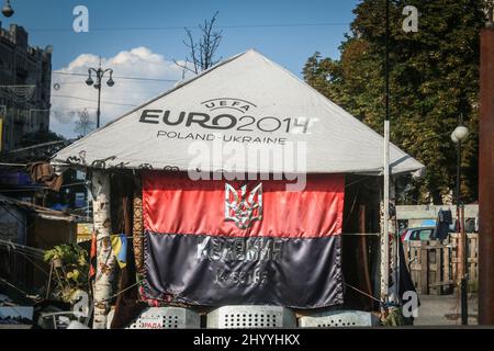 KIEV, UKRAINE - 5 AOÛT 2014 : drapeau du nationaliste ukrainien d'extrême droite pravyi sektor (secteur droit) sur des dizaines et des barricades sur la rue khreschatyk à l'extérieur Banque D'Images