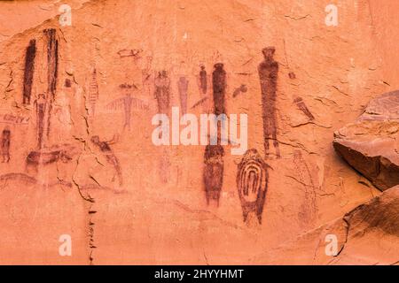 Figures anthropomorphes de style Barrier Canyon dans la High Gallery de Horseshoe Canyon, parc national de Canyonlands, Utah. Ces pictogrammes sont d'environ 30 Banque D'Images