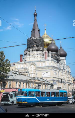 ODESSA, UKRAINE - 6 AOÛT 2014 : tramway Odessa, Tatra T3, devant la circulation, en passant par l'église du monastère orthodoxe ukrainien de saint Pan Banque D'Images