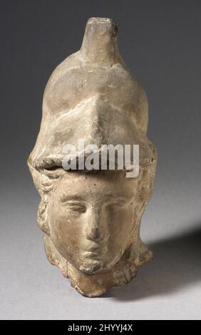 Tête avec casque Phrygian. Égypte, période Ptoléméenne - période romaine (332 BCE - 337 ce). Sculpture. Terre cuite Banque D'Images