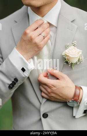 Boutonnière sur la veste du marié. Fleur sur la veste d'un homme. Un homme dans une veste avec une fleur Banque D'Images