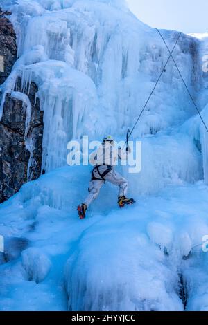 Un membre du bataillon de montagne de 132nd de l'armée slovène s'entraîne dans l'escalade de glace au parc de glace de l'Ouray, au Colorado. Les soldats étaient dans l'U Banque D'Images