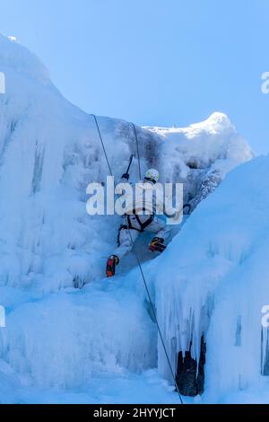 Un membre du bataillon de montagne de 132nd de l'armée slovène s'entraîne dans l'escalade de glace au parc de glace de l'Ouray, au Colorado. Les soldats étaient dans l'U Banque D'Images