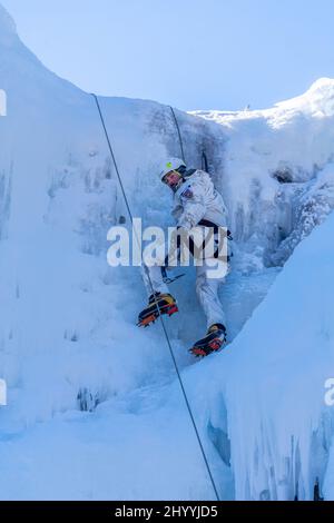 Un membre du bataillon de montagne de 132nd de l'armée slovène s'entraîne dans l'escalade de glace au parc de glace de l'Ouray, au Colorado. Les soldats étaient dans l'U Banque D'Images