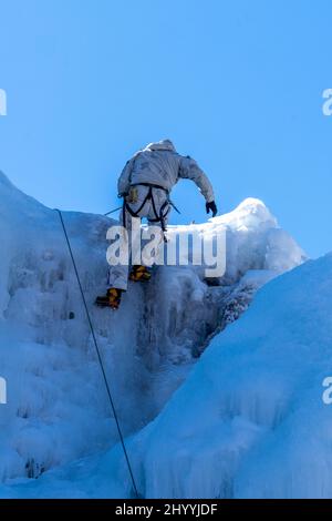 Un membre du bataillon de montagne de 132nd de l'armée slovène s'entraîne dans l'escalade de glace au parc de glace de l'Ouray, au Colorado. Les soldats étaient dans l'U Banque D'Images