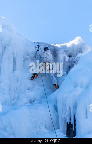 Un membre du bataillon de montagne de 132nd de l'armée slovène s'entraîne dans l'escalade de glace au parc de glace de l'Ouray, au Colorado. Les soldats étaient dans l'U Banque D'Images