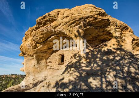 La ruine de l'Arche de Collett est une ruine ancestrale de Puebloan dans une alcôve sous l'Arche de Collett sur le plateau de Kaiparowits dans le Grand escalier - es Banque D'Images