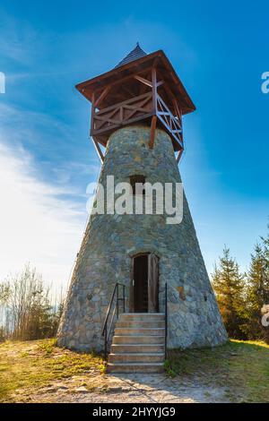 Tour d'observation sur la colline de Bobovec au-dessus du village de Stara Bystrica, Slovaquie, Europe. Banque D'Images