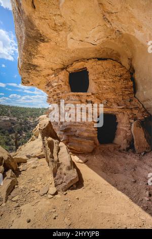 Le Granaire du Double Decker est une petite ruine ancestrale à deux niveaux de Puebloan sous une corniche dans le Grand Staircase - monument national Escalante dans l'Utah. Banque D'Images