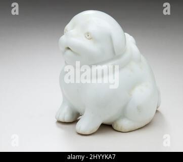 Compte-gouttes d'eau sous la forme d'un chiot assis avec collier en tissu. Japon, 19th siècle. Céramique. Matériel Hirado Mikawachi ; porcelaine avec glaçure transparente Banque D'Images