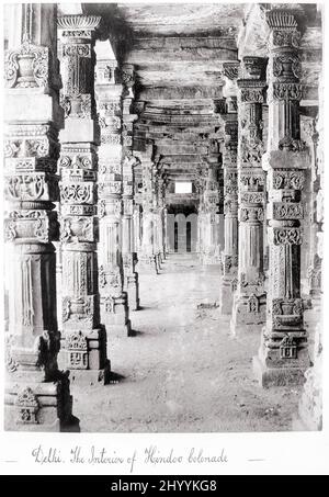 Delhi, l'intérieur de Hindoo Colonade. Samuel Bourne (Angleterre, 1834-1912, Inde active, 1863-1870). Angleterre, fin 1860s. Photographies. Imprimé argent en couleur albumine Banque D'Images